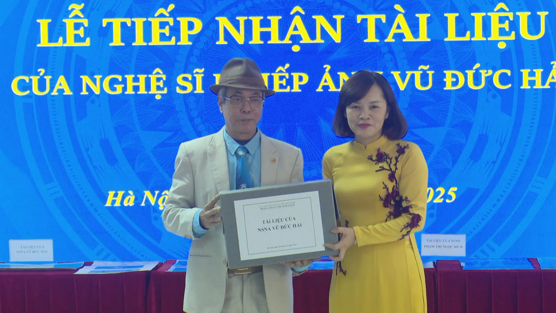 NSNA Vũ Đức Hải tặng tài liệu cho trung tâm lưu trữ